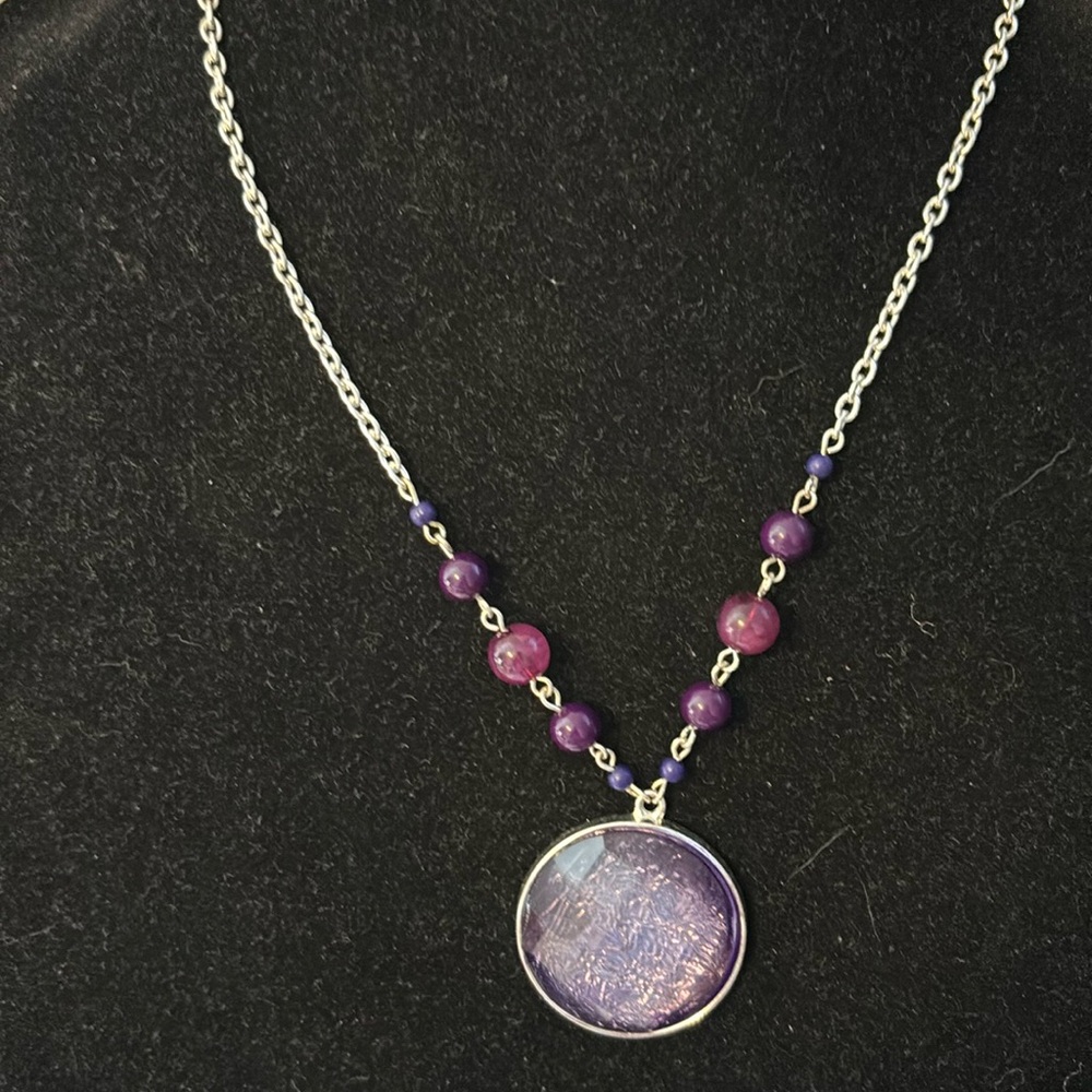 Nice 20” frosted purple lucite pendant necklace silver tone